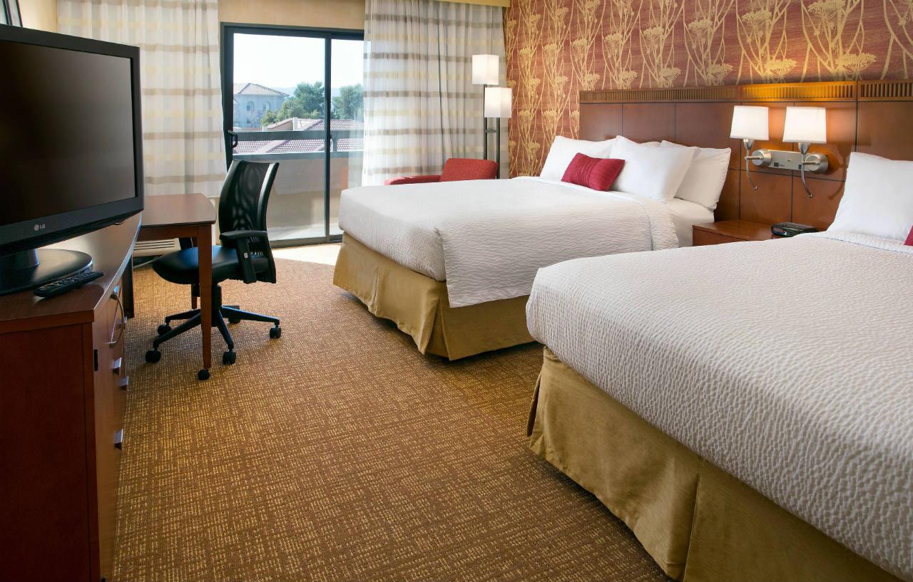 Courtyard By Marriott Phoenix Airport Exterior photo