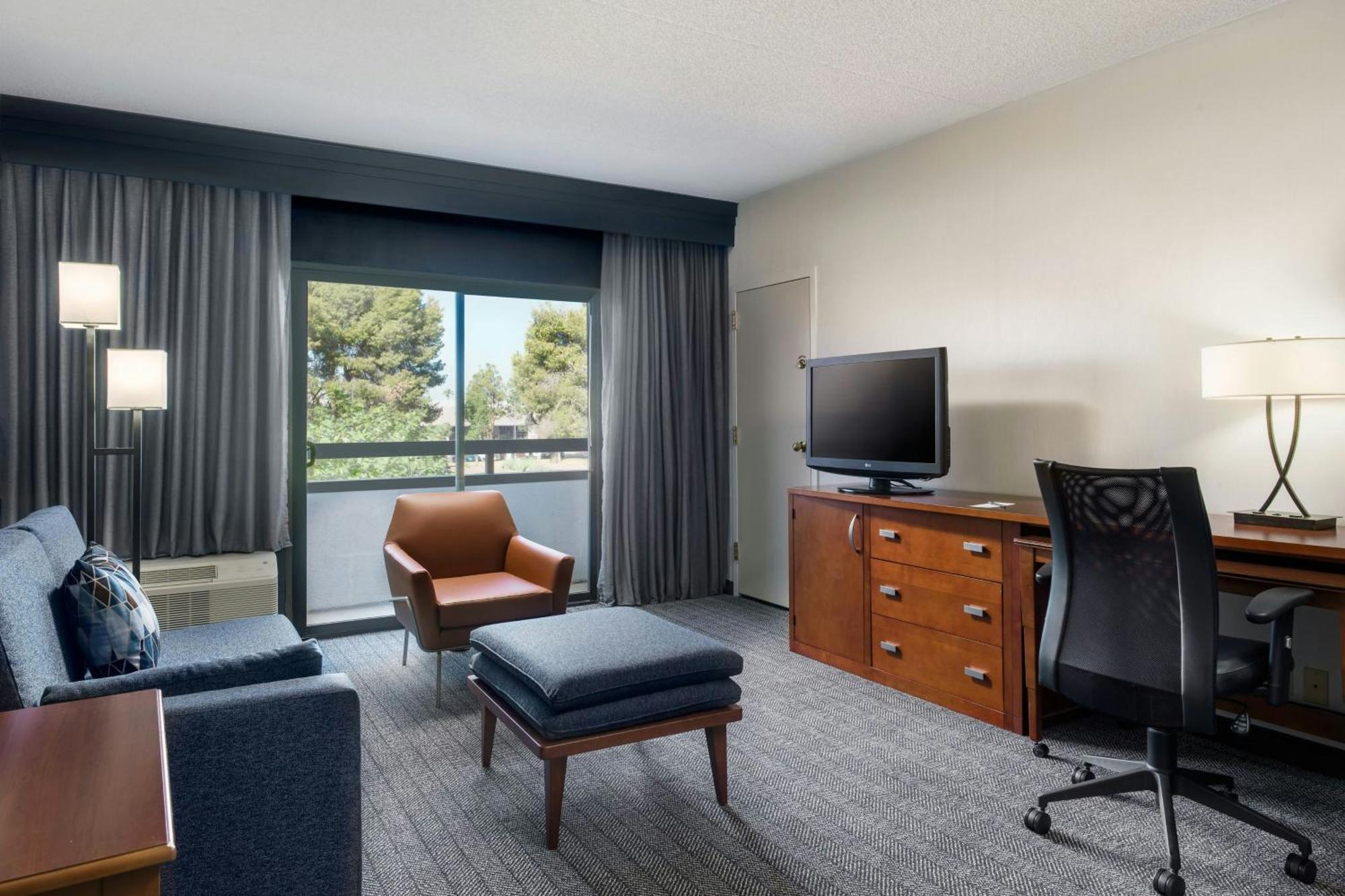 Courtyard By Marriott Phoenix Airport Exterior photo
