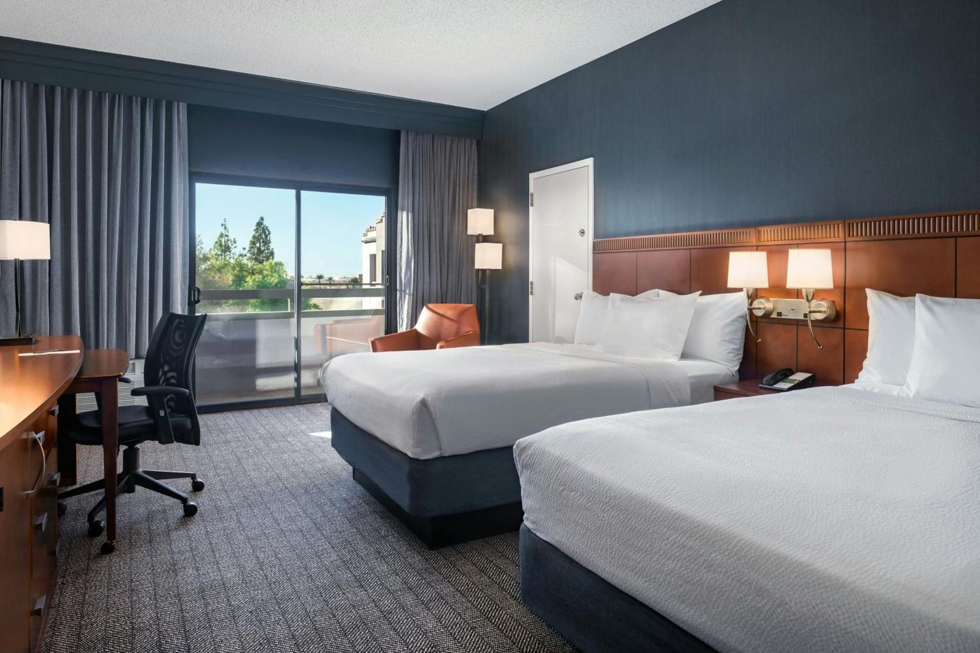 Courtyard By Marriott Phoenix Airport Exterior photo
