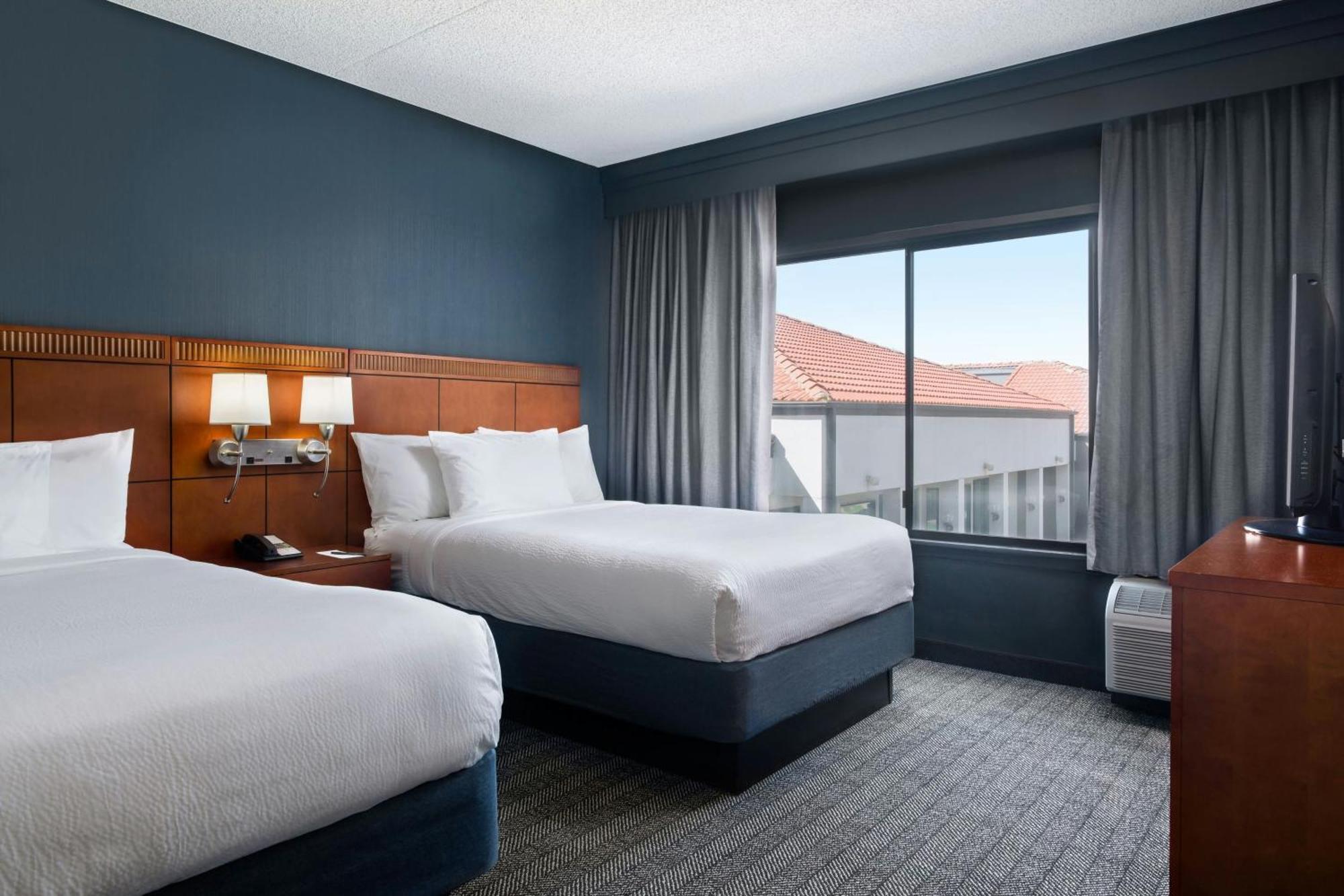 Courtyard By Marriott Phoenix Airport Exterior photo