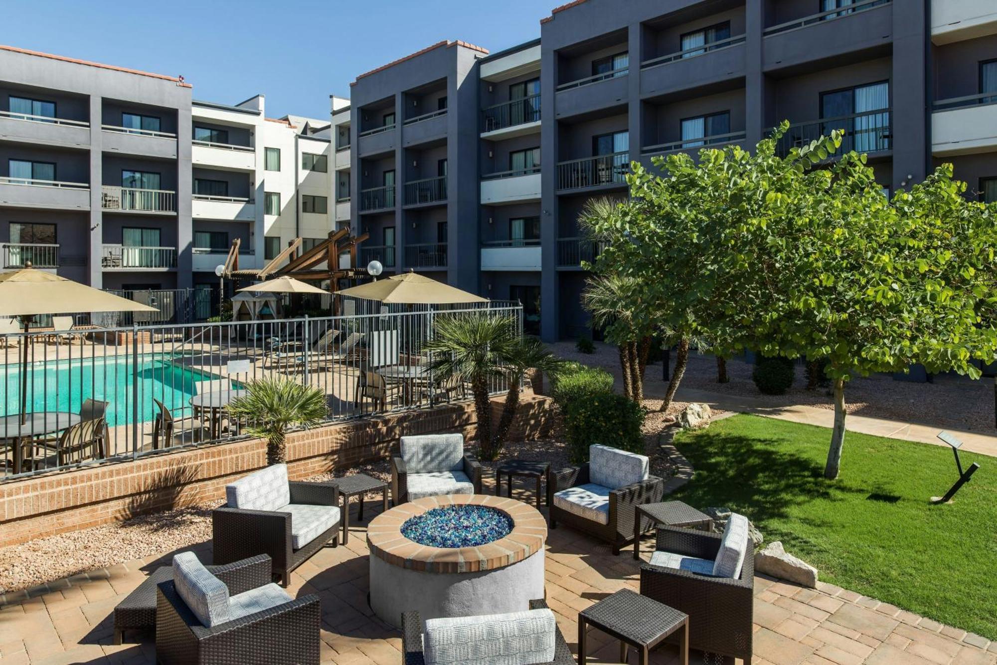Courtyard By Marriott Phoenix Airport Exterior photo